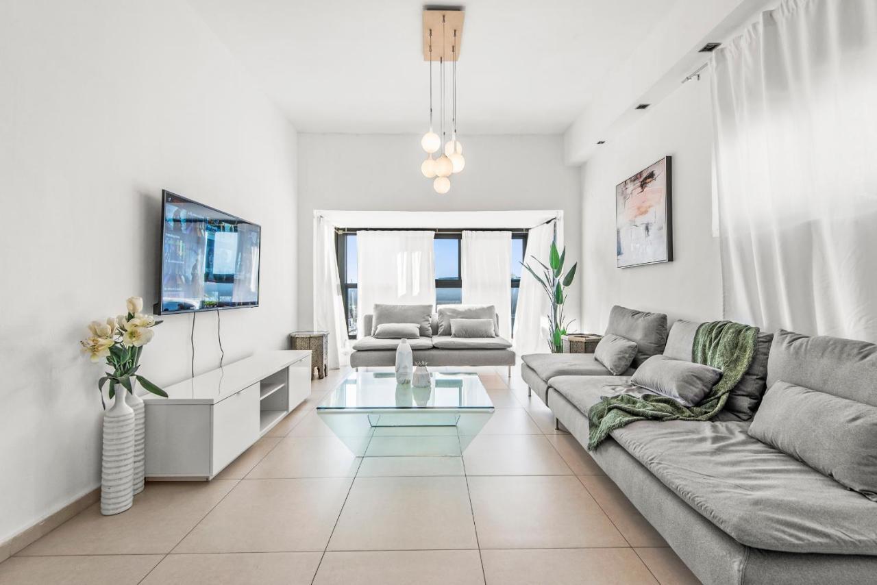 Glorious Renovated Apartment On Top Of The Beach 텔아비브 외부 사진