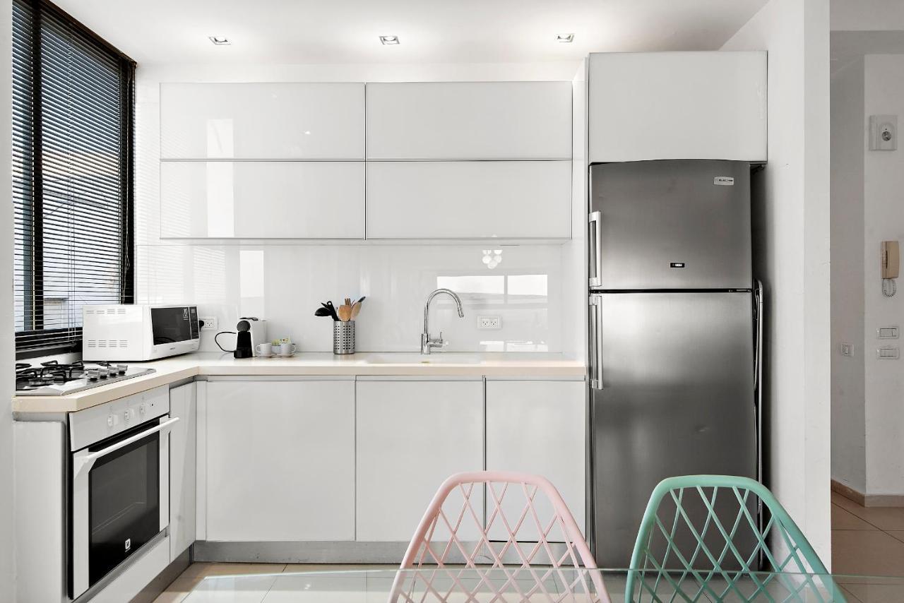 Glorious Renovated Apartment On Top Of The Beach 텔아비브 외부 사진