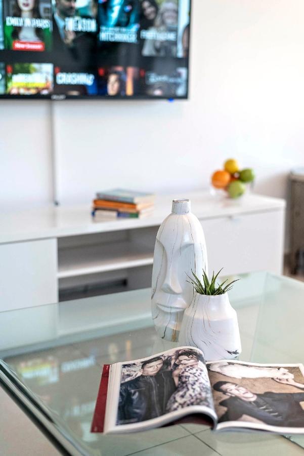 Glorious Renovated Apartment On Top Of The Beach 텔아비브 외부 사진