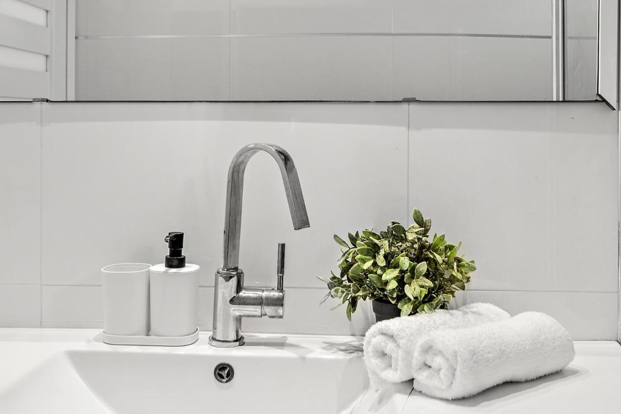 Glorious Renovated Apartment On Top Of The Beach 텔아비브 외부 사진
