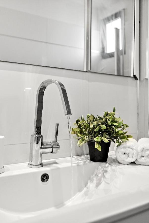 Glorious Renovated Apartment On Top Of The Beach 텔아비브 외부 사진