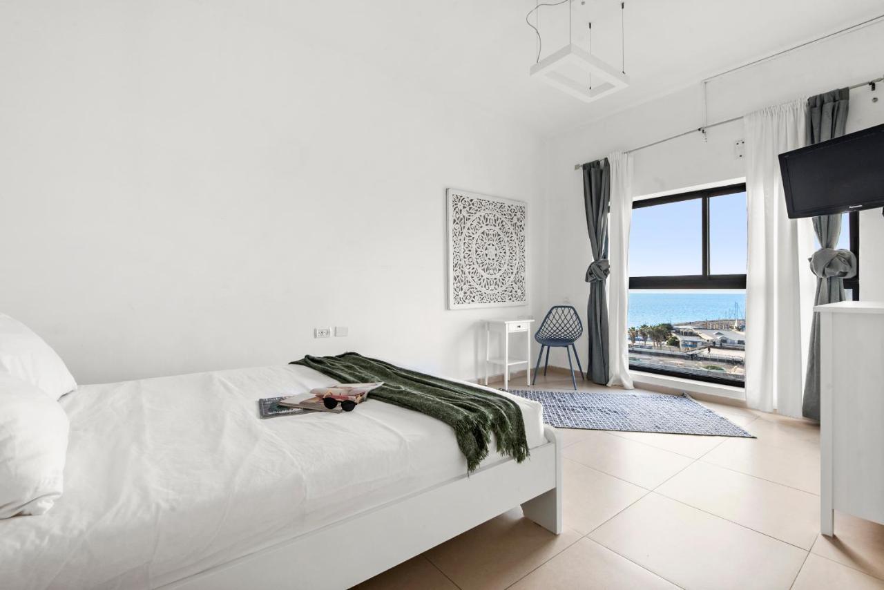 Glorious Renovated Apartment On Top Of The Beach 텔아비브 외부 사진