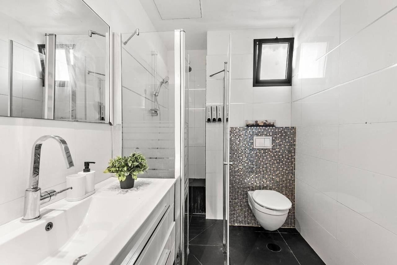 Glorious Renovated Apartment On Top Of The Beach 텔아비브 외부 사진